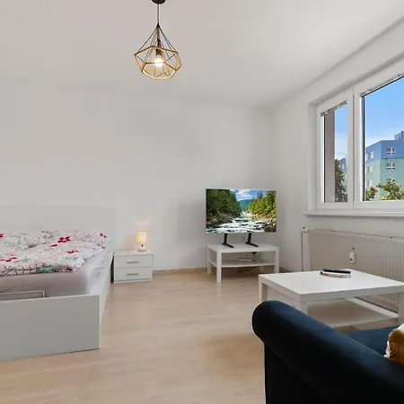 20 Minutes From Center W Netflix, Coffee Or Tea & Parking Apartmán